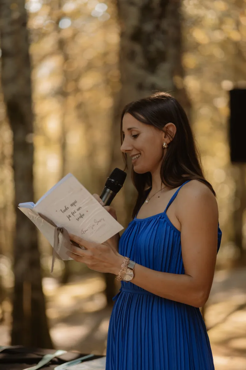 A celebrante a ler numa cerimónia na floresta