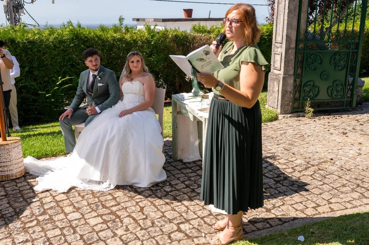 Cerimónia ao ar livre num jardim