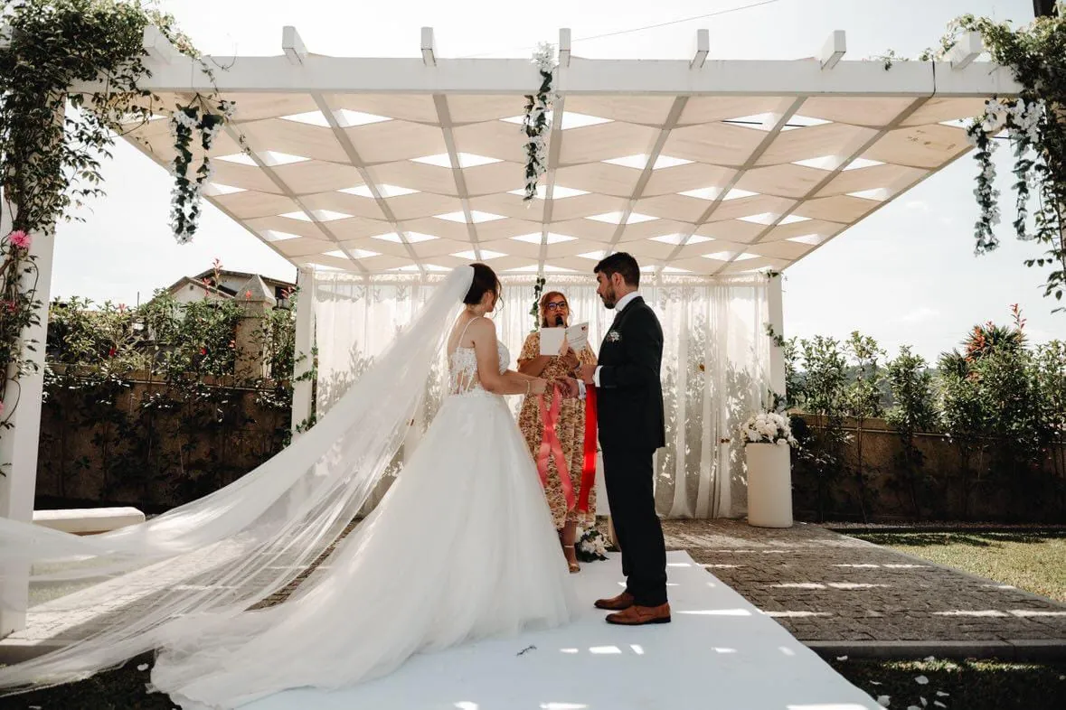 Os votos sob a pérgola decorada